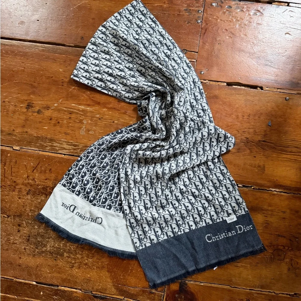 Christian Dior black & white scarf. Oblique jacquard pattern, fringe finish - Picture 7 of 7